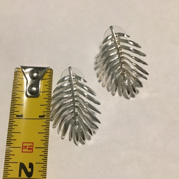 Silver colored leaf earrings - Picture 3 of 4